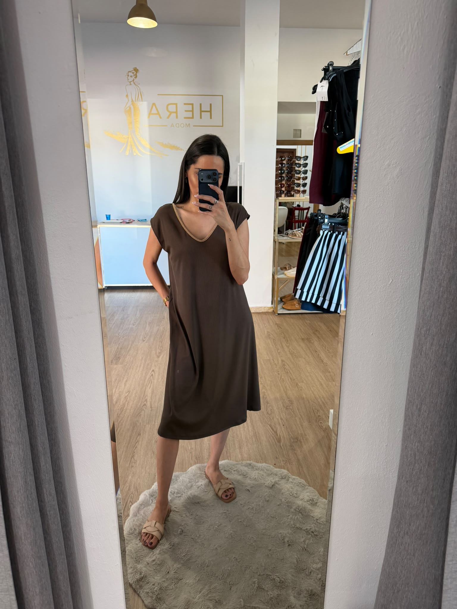 Vestido Midi Fluido con Escote en Pico / Vestido recto