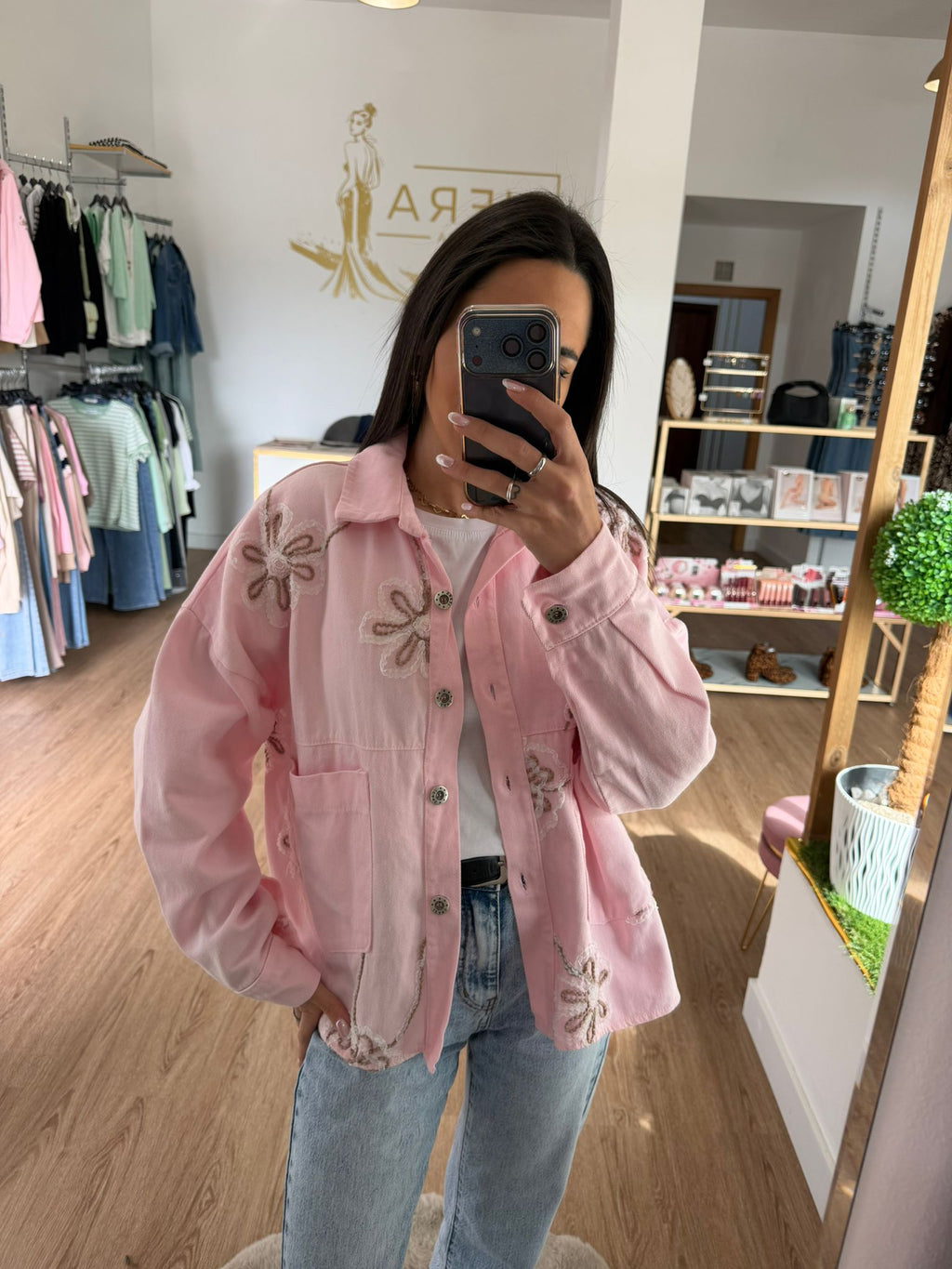 Chaqueta Vaquera Rosa con Bordados Florales en Relieve - Estilo romántico