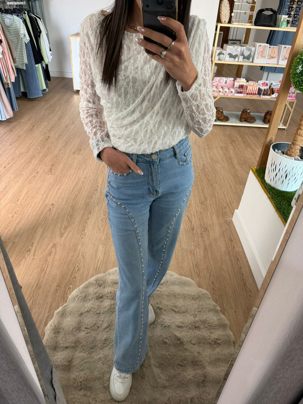 Vaqueros Flare Azul Claro con detalle de tachuelas brillantes - Estilo Glam Denim