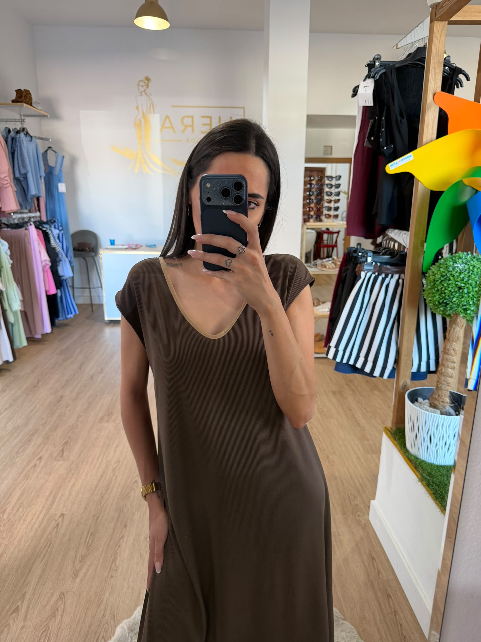 Vestido Midi Fluido con Escote en Pico / Vestido recto
