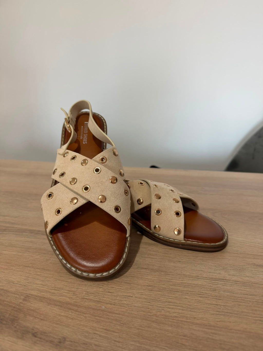 Sandalias Planas con Tachuelas de Ante Beige - Sandalias cruzadas destalonadas
