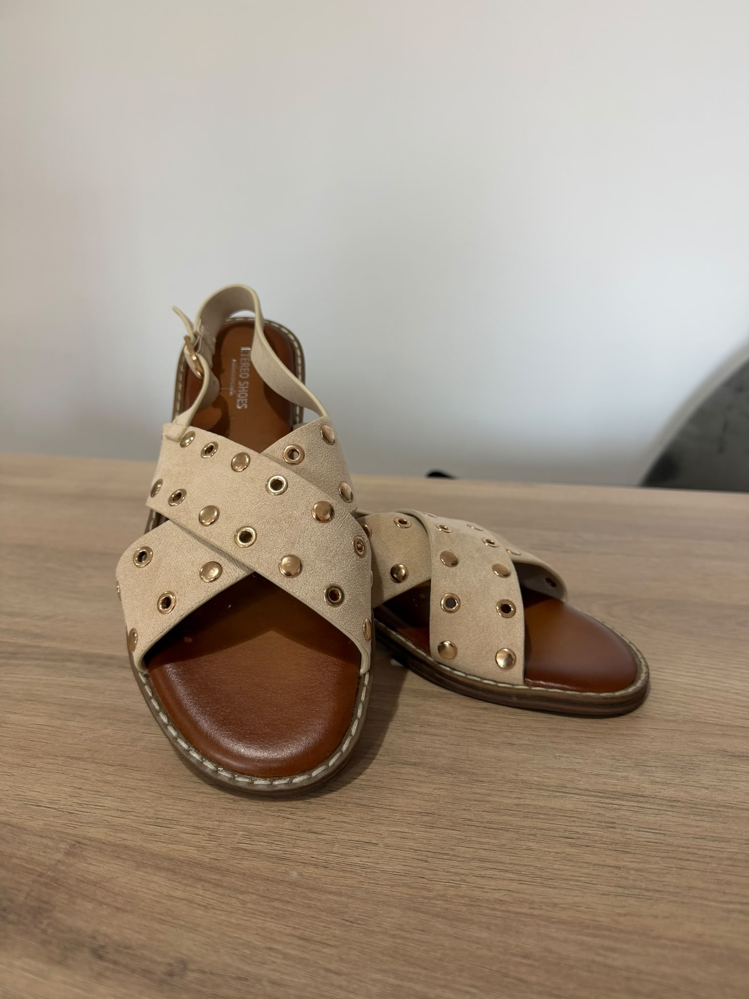 Sandalias Planas con Tachuelas de Ante Beige - Sandalias cruzadas destalonadas