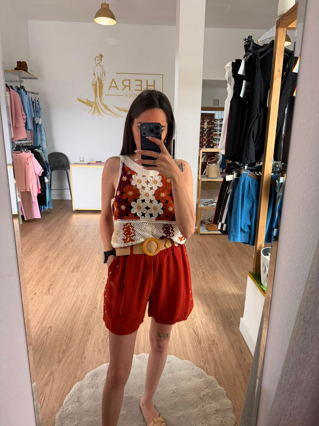 Short fluido tiro alto con apliques laterales y cinturón de rafia / Pantalón corto verano