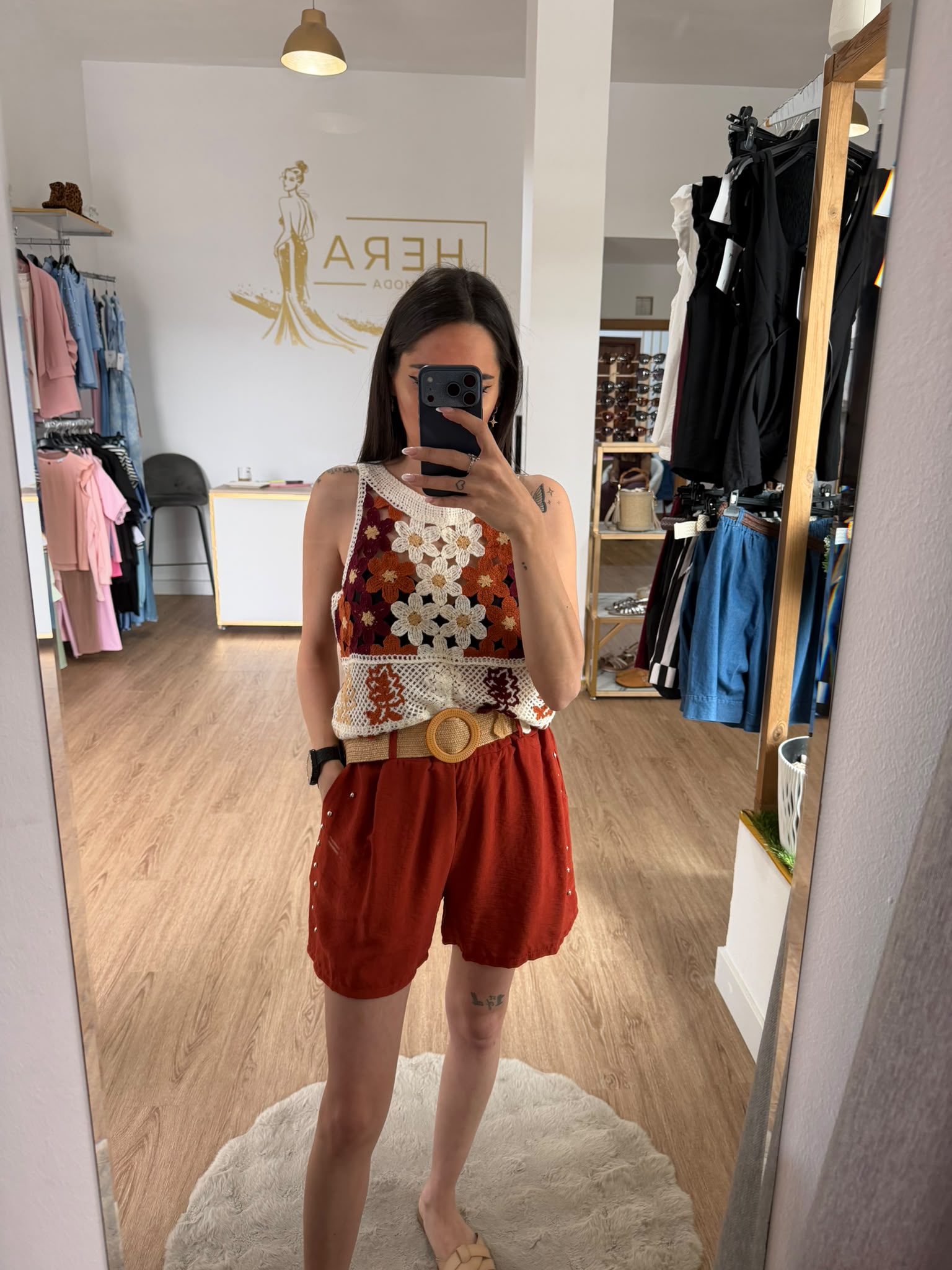 Short fluido tiro alto con apliques laterales y cinturón de rafia / Pantalón corto verano