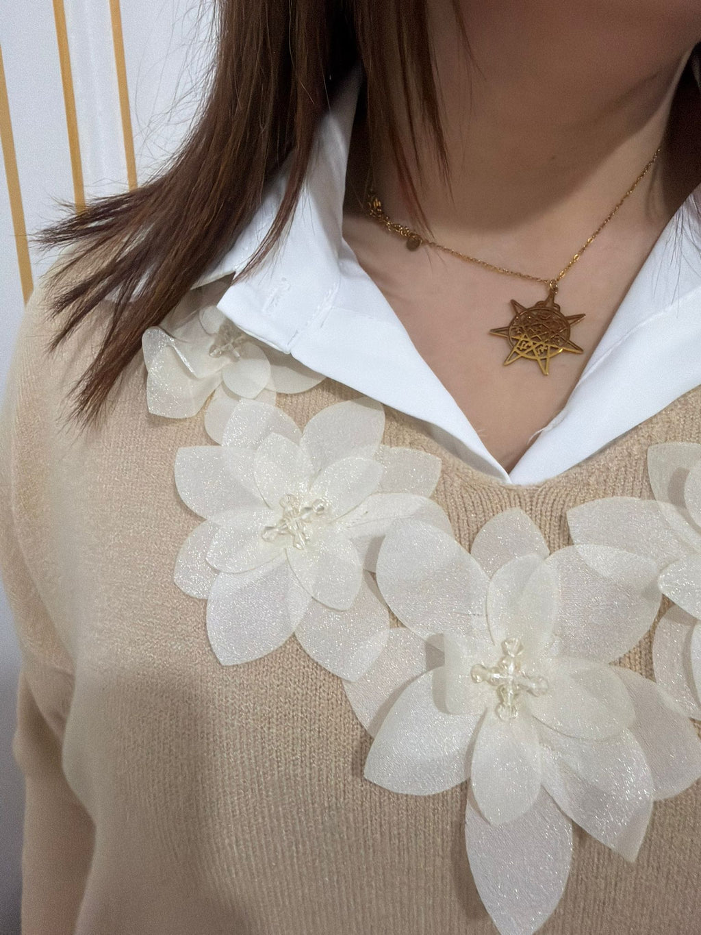 Jersey de Punto Cuello en Pico con Flores  – Estilo Romántico