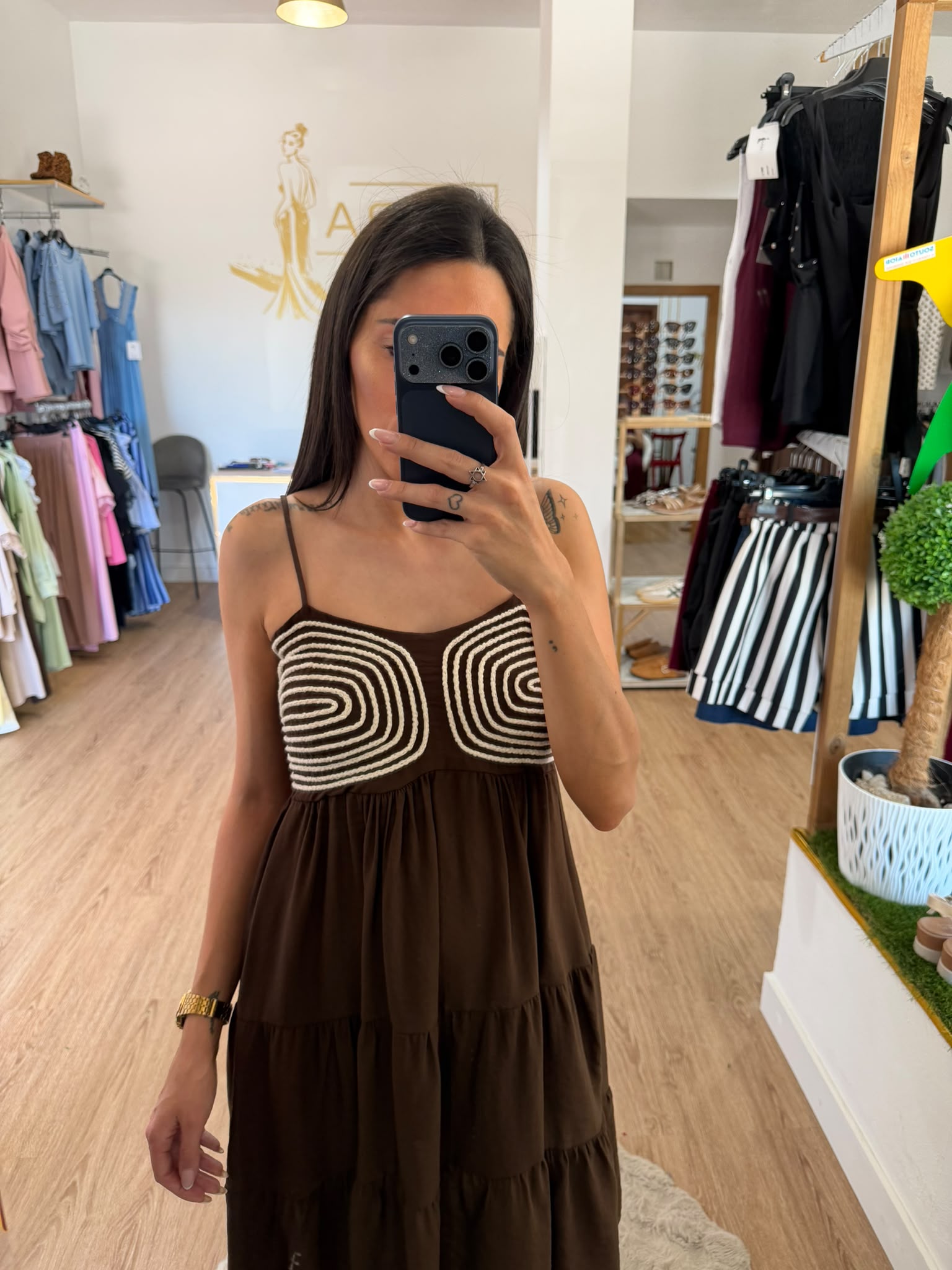 Vestido Corto de Tirantes con Pecho Bordado / Vestido Corto con Volantes Estilo Imperio