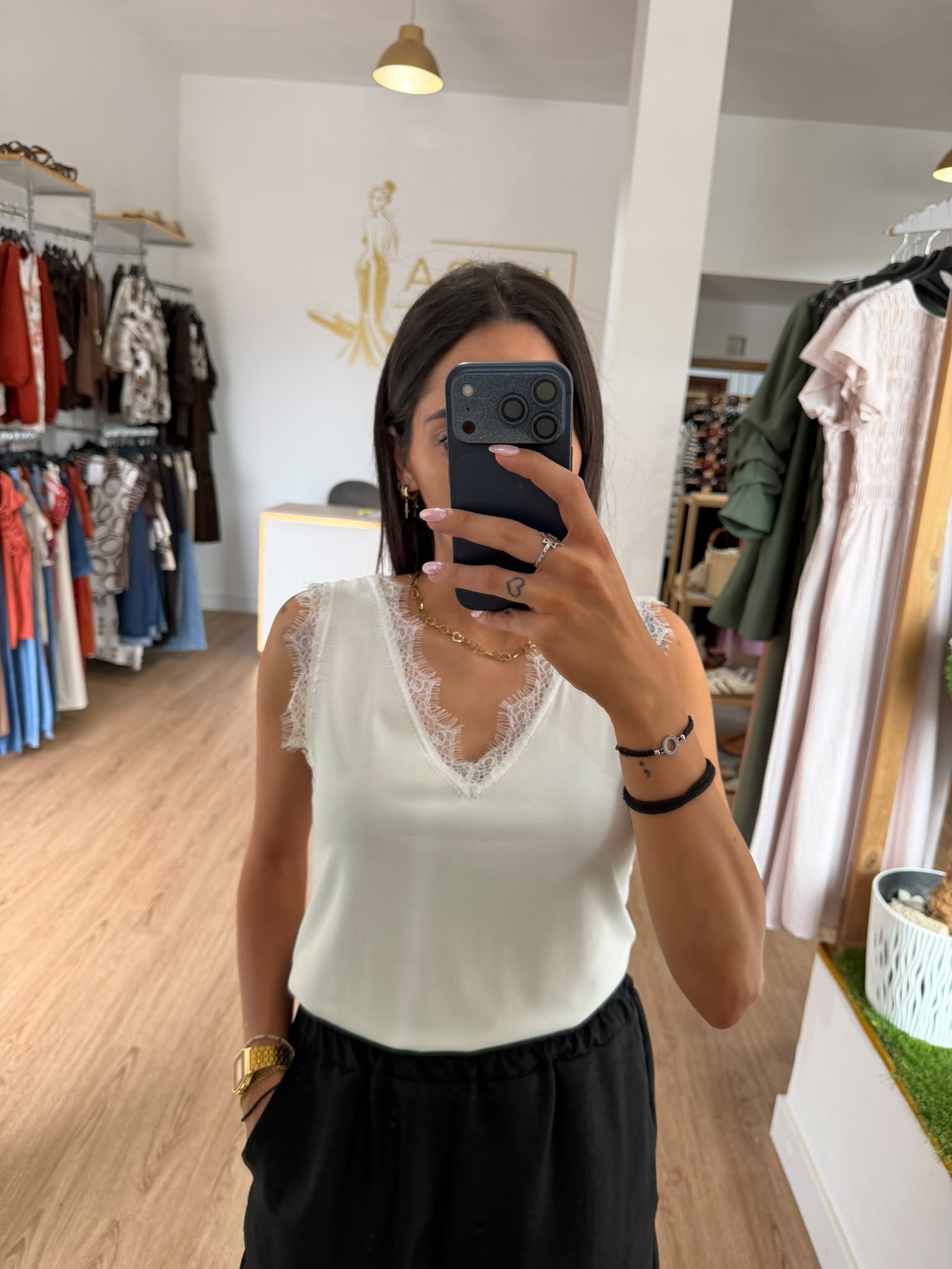 Top lencero sin mangas con detalle de encaje en escote y hombros / Camisetas elegantes