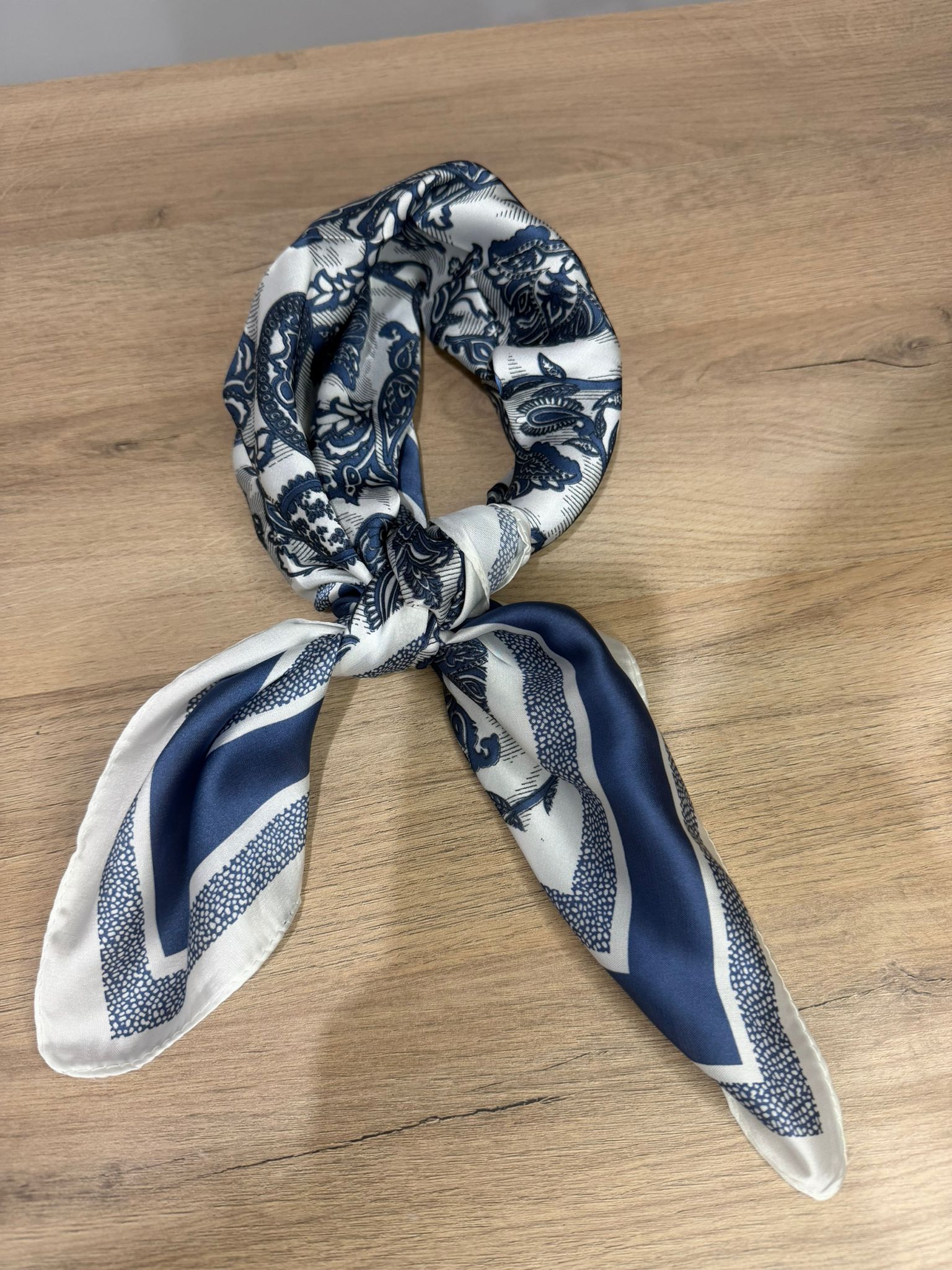 Pañuelo paisley-Pañuelo de Seda Satinada con Estampado Paisley y Geométrico