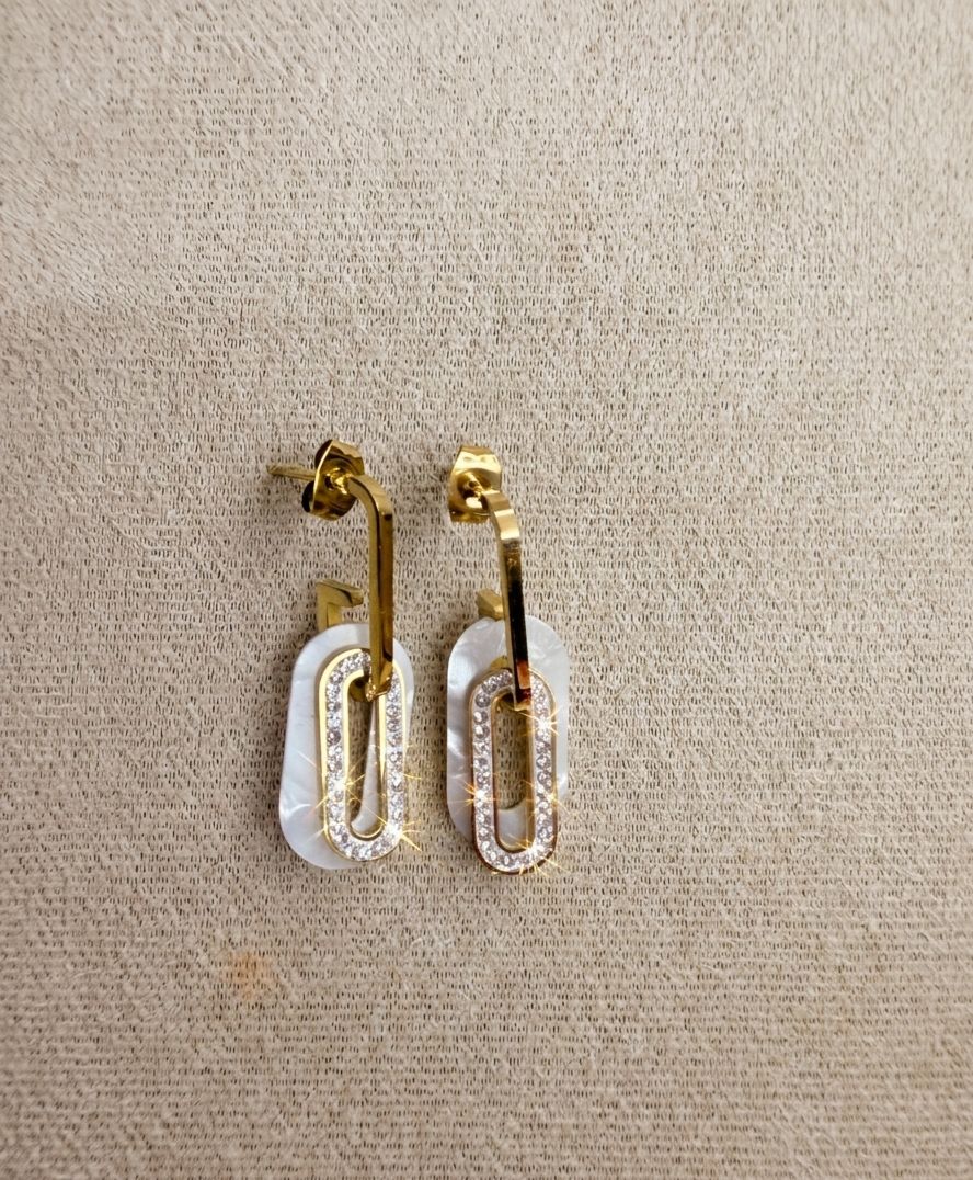 Pendientes de Eslabones Dorados con Nácar y Brillantes | Estilo Vanguardista