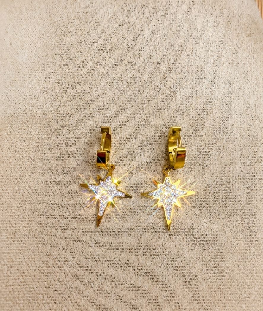 Pendientes de Aro con Estrella Polar y Cristales – Brillo Celestial