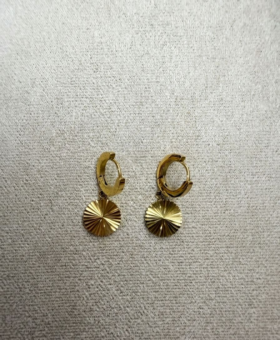Pendientes acero inoxidable de Aro con Medalla Radiante – Estilo Vintage Dorado
